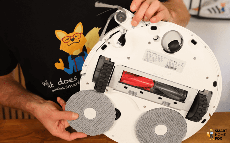 Die ausfahrbare Seitenbürste des Roborock Qrevo Curv ist zu sehen in der Nahaufnahme.